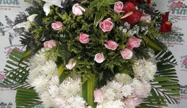 Corona funebre rosas rosadas y fully
