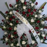 funebre de rosas rojas y blancas con cinta
