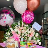 Arreglo desayuno rosado con torta