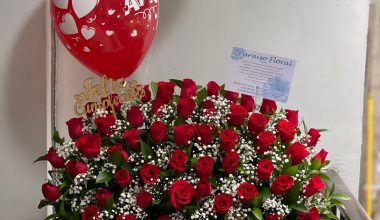 Arreglo desayuno rosas rojas y frutas
