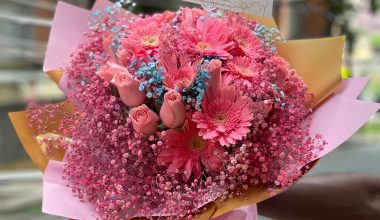 Ramillete de rosas y gerberas rosadas