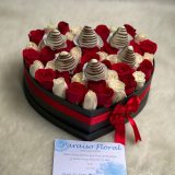 Corazon con rosas blancas y rojas