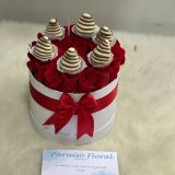 Caja redonda con rosas y fresas