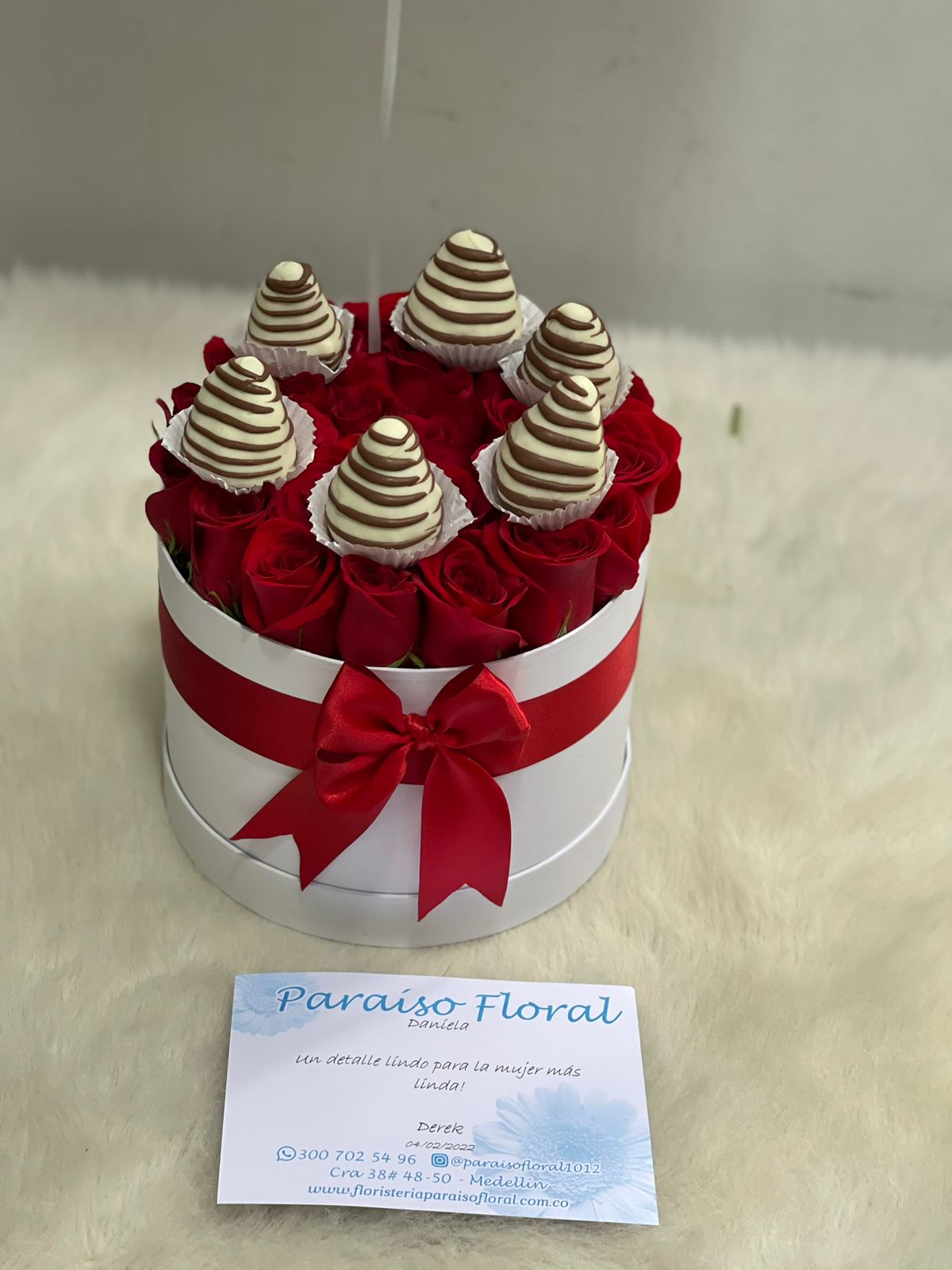 Caja redonda con rosas y fresas