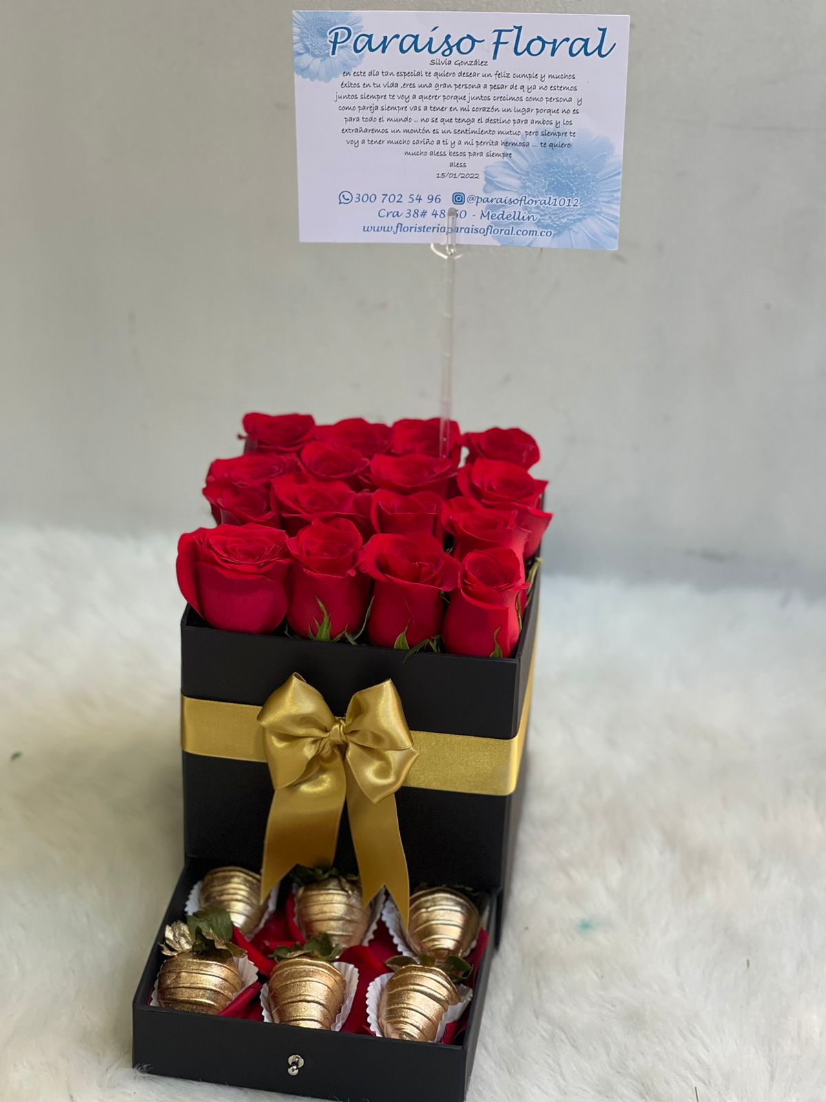 Caja Baul negra con rosas y fresas doradas