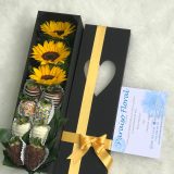 arreglo caja 3 girasoles y 8 fresas