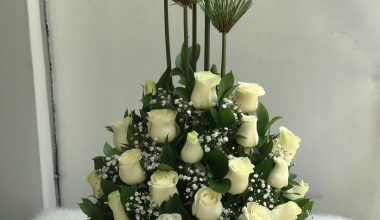 ramo funebre rosas blancas y papiros