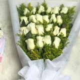 ramillete de rosas blancas