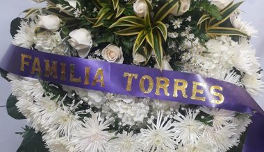 corona funebre con cinta