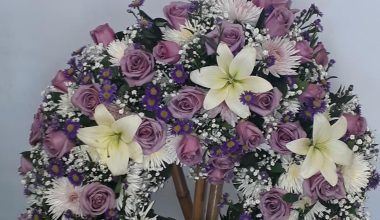 corona de rosas moradas