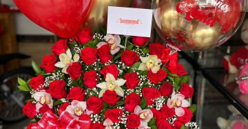 Arreglo desayuno rosas rojas y orquideas