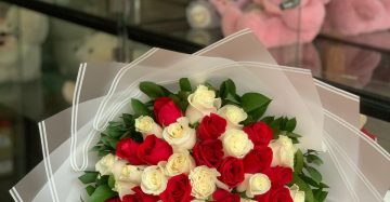 Arreglo buchon 50 rosas blancas y rojas