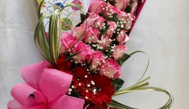 caja con rosas rosadas y ferreros